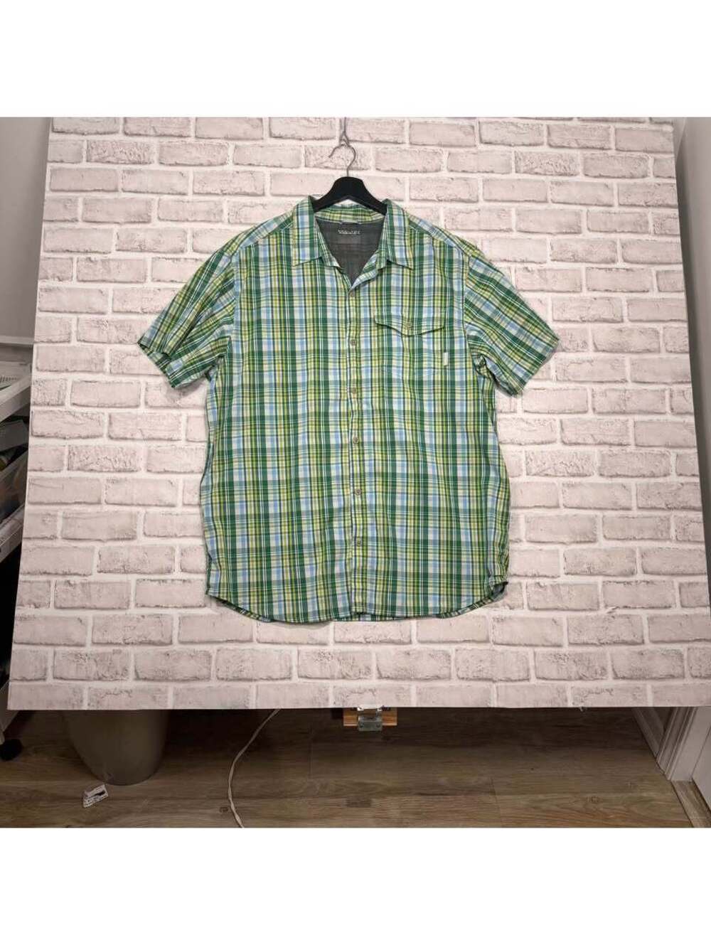 Columbia Short Sleeve Plaid Button Down Omni-Tech Blue and Green Men's L